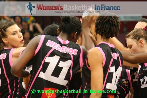 Toulouse players in the huddle ready to go at the LF2 Final 4 © womensbasketball-in-france.com 