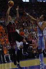 Janel Mc Carville on her way to the basket at EuroLeague Women 2010 &copy; Miguel Bordoy Cano-womensbasketball-in-france.com
