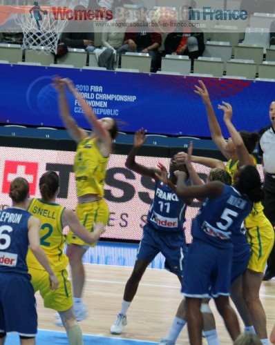 France against Australia at the 2010 FIBA World Championship for Women  © womensbasketball-in-france.com  