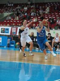 Evanthia Maltsi on the run against the Slovak Republic during EuroBasket Women2009  &copy; womensbasketball-in-france.com