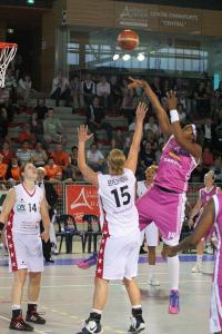  Isabelle Yacoubou-Dehoui fires off a shot