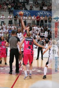  Reims win the tip-off during the 2011 LF2 final four championship game © womensbasketball-in-france.com