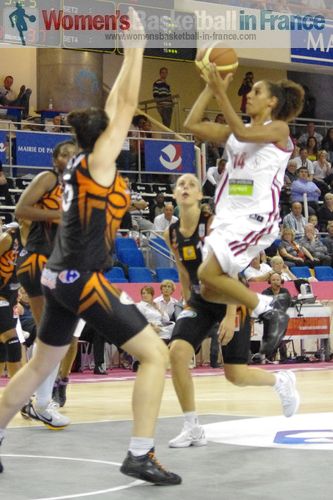 Margaux Galliou-Loko defending against Majda Ghariani at the Open LFB 2011 ©  womensbasketball-in-france.com