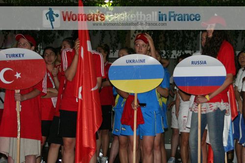 U20 basketball players and volunteers at opening  , July 2011, Novi Sad © womensbasketball-in-france.com  