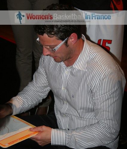 Romuald Yernaux giving instructions during time-out © womensbasketball-in-france.com