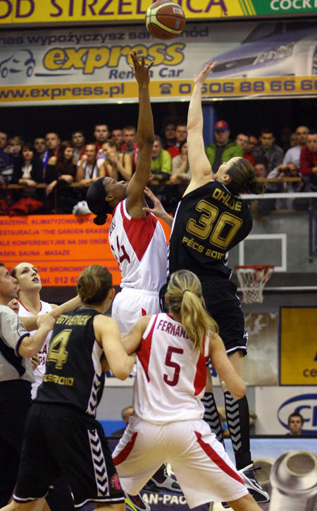 Mizo Pécs and Wisla Can-packs Jump ball  © FIBA Europe  