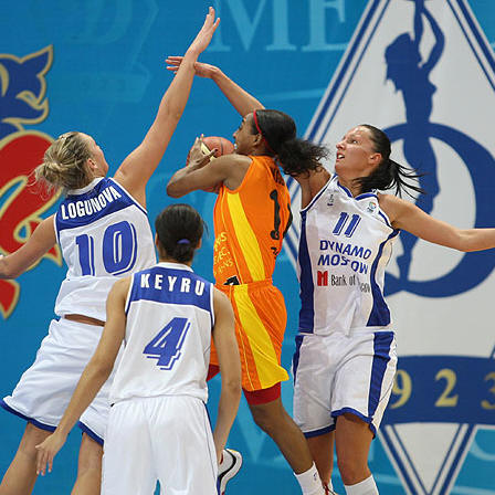  Candice Wiggins, sandwiched by Dynamo Moscow  &copy; Fiba Europe - Dynamo Moscow