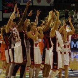 Spartak Moscow Region players thank supporters &copy; Miguel Bordoy Cano-womensbasketball-in-france.com