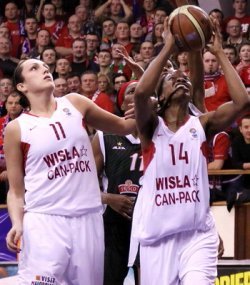 Ewelina Kobryn (11) and Janell Burse (14) with ball  © Krzysztof Porębski   