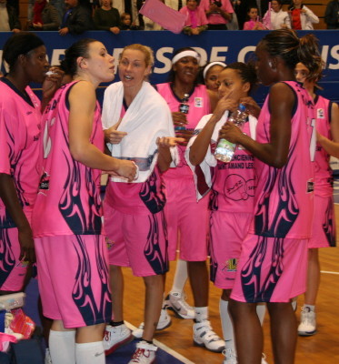 UHB win first EuroLeague match &copy;womensbasketball-in-france