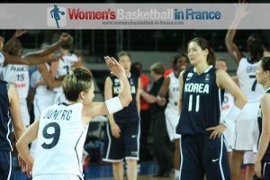2012 FIBA Olympic Qualifying Tournament for Women: Céline Dumerc raises arm in victory  ©  womensbasketball-in-france.com 