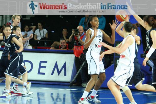 2012 FIBA Olympic Qualifying Tournament for Women: French and Korean players in the paint  ©  womensbasketball-in-france.com 