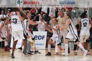  Players from cavigal Nice jump for joy after becoming 2011 LFB champions © womensbasketball-in-france.com