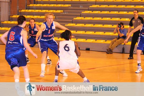 Princesse Goubou on the attack alone against Great Britain © womensbasketball-in-france.com  
