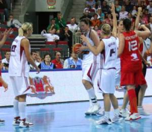Latvia in difficulty against Spain at EuroBasket Women2009 against Spain &copy; womensbasketball-in-france.com