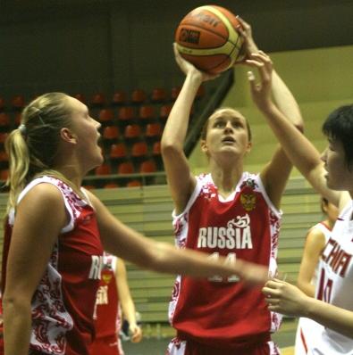 Anastasia Logunova leads the Rusasian attack against China &copy; FIBA