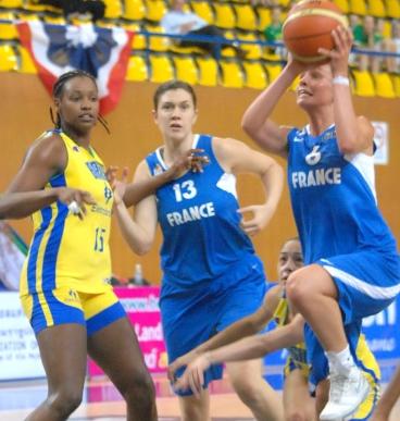 Alexia Plagnard driving to the basket &copy; FIBA