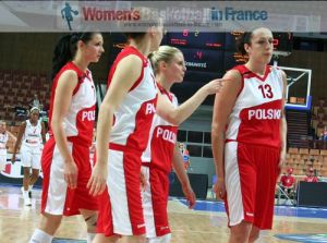 Ewelina Kobryn playing hard against France at EuroBasket Women 2011 © womensbasketball-in-france.com  