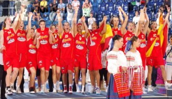 Spain U18 at the 2010 U18 FIBA Europe European Championship Women Division A medal ceremony &copy; womensbasketball-in-france.com