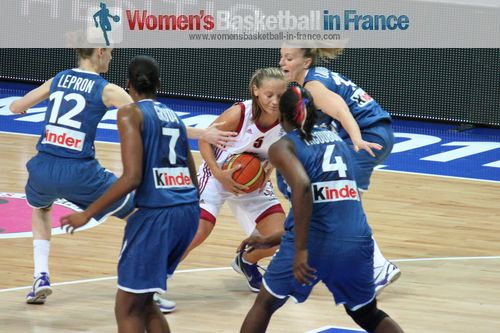  German and Polish players scramble for the ball at EuroBasket 2011&copy; womensbasketball-in-france.com  