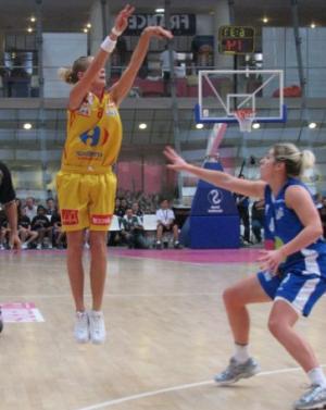 AnaÏs Déas shooting over Kathleen MacLeod at the Open LFB 2009  © womensbasketball-in-france.com