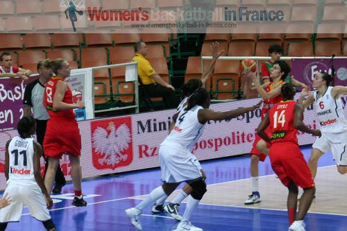 Alba Torrens going to the basket against France at EuroBasket Women 2011 © womensbasketball-in-france.com  