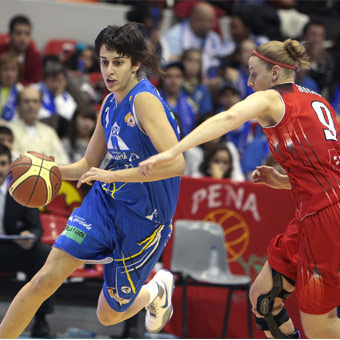 Alba Torrens playing in the 2010 Copa de la Reina  © Carlos-Picazas Federación Española de Baloncesto