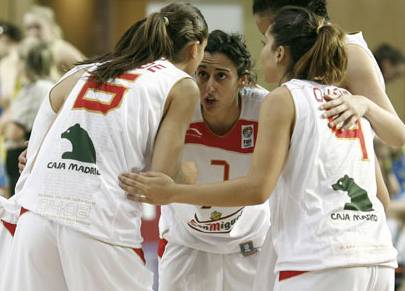  Tamara Abalde, Laura Nicolls and Alba Torrens ready to play for U20 © Wojciech Fiourski- FIBA Europe