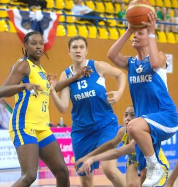 Alexia Plagnard driving to the basket © FIBA