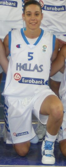  Georgious-Velissarkos giving instructions at time-out © WomensBasketball-in-france.com