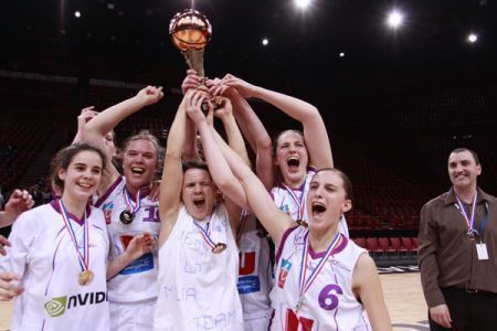 Angers Union Féminine Basket lifting the Trophée Coupe de France   © Bellenger/IS/FFBB 