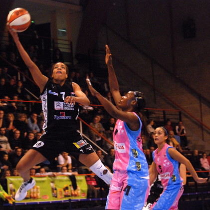  Cora Duval playing basketball for Armentières   © planet-soa.info