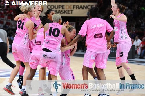 Players from Arras celebrating French Cup victory © Allée/FFBB  