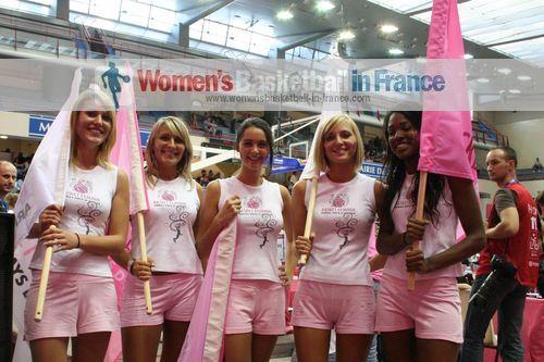  Arras supports official flag carriers  © womensbasketball-in-france.com     