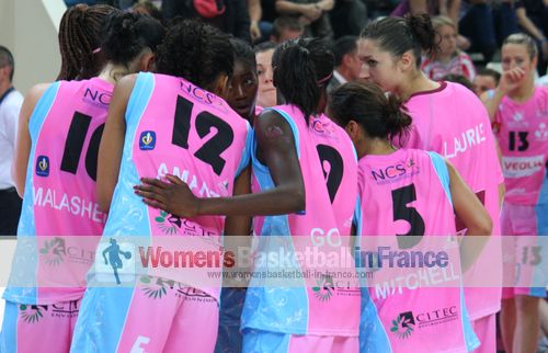  Arras players at end of the game  © womensbasketball-in-france.com   