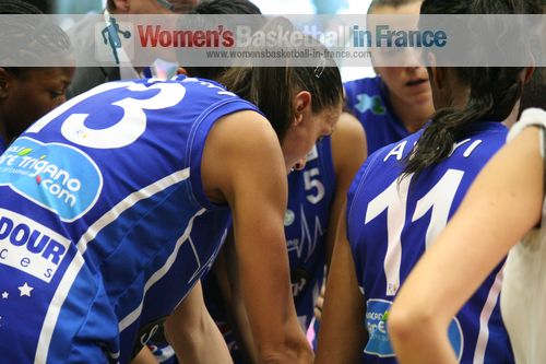 Basket Landes players in the huddle