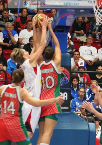  Jana Veselá and Anastasiya Verameyenka at the FIBA  World Championship Women   © womensbasketball-in-france.com  