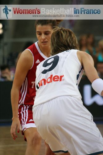 Birsel Vardarli facing Céline Dumerc 