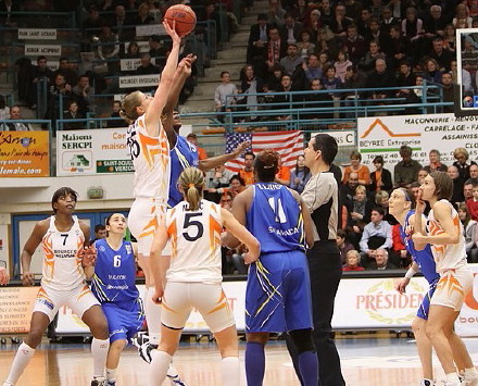  Bourges Basket and Halcon Avenida at the tip-off © Olivier Martin  