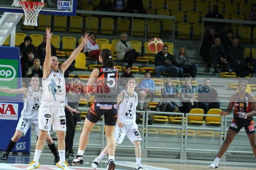 SIG playing against Bourges Basket © womensbasketball-in-france.com  