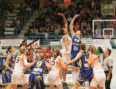Bourges basket tip-off against ZVVK USK Prague     © Olivier Martin 