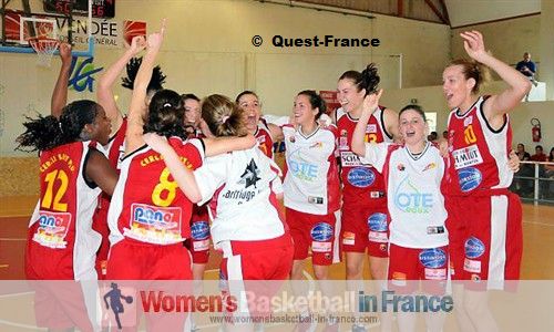 CSP Rezé celebrate after qualifying for Bercy 2011   © Quest-France 