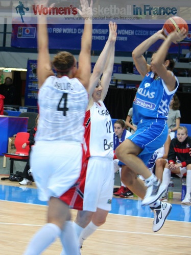  Evanthia Maltsi in the air shooting  © womensbasketball-in-france.com  