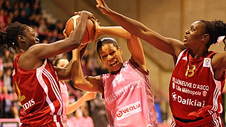 Carla Thomas Marielle Amant and Olayinka Sanni © FIBA Europe  