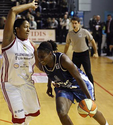 Carla Thomas holds of Lady Comfort in EuroLeague Women's basketball  © Thibaut Bissuel