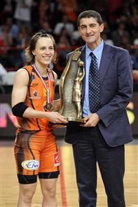 Céline Dumerc accepting the Joë Jaunay trophy  © FF BB/Jean Francois Molliere-Ciamillo&Castorial