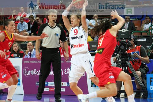 Céline Dumerc playing against Spain at EuroBasket Women 2011 © womensbasketball-in-france.com  
