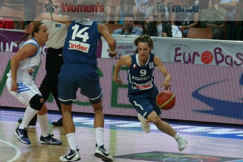  Céline Dumerc get past the screen © womensbasketball-in-france.com  