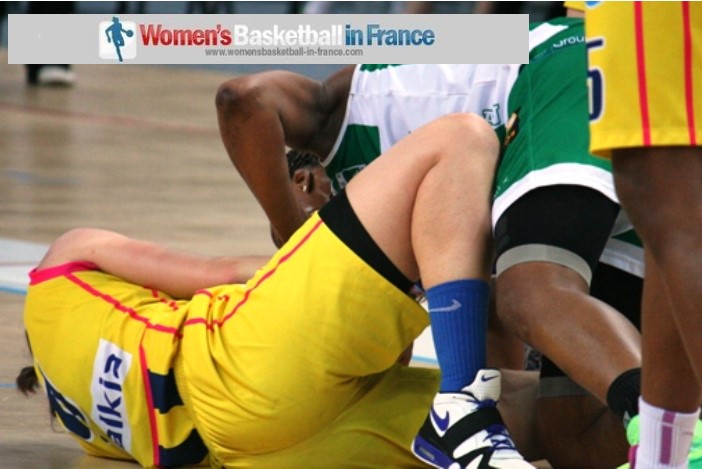 Aurélie Cibert  and Awa  Gueye fighting for basketball