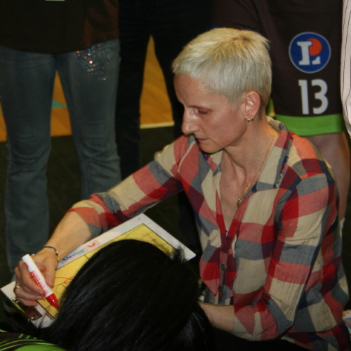 Corinne Bénintendi giving instructions during time-out © womensbasketball-in-france.com